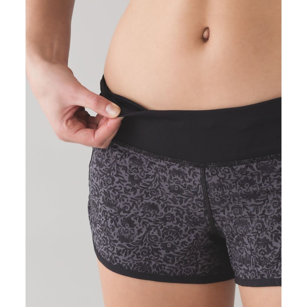 Lululemon Speed Short 2.5 Flossy Dark Carbon Black Paisley Shorts Women's Size 6 - Picture 7 of 15